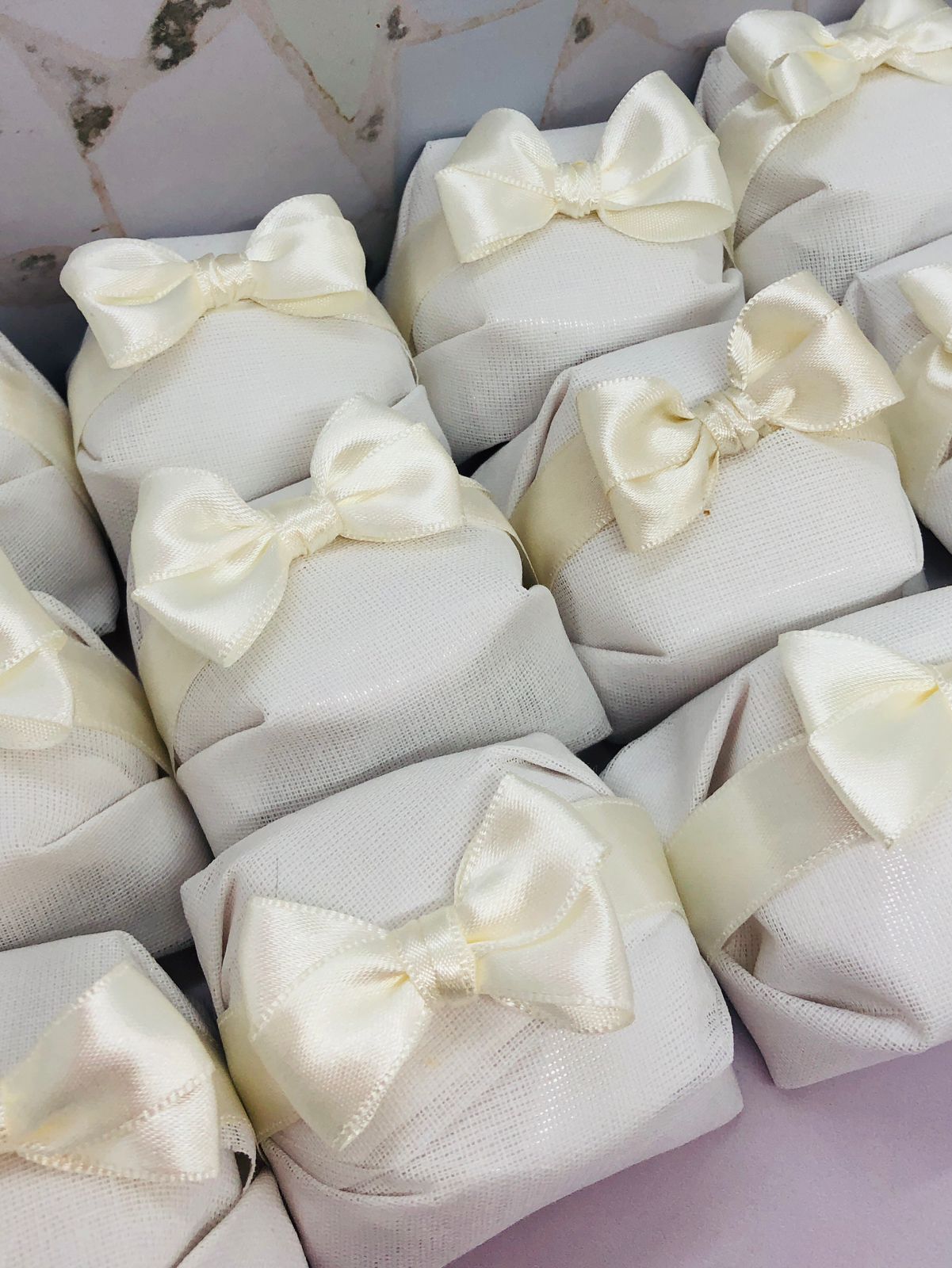 Bem-casados embalados com laços brancos de cetim