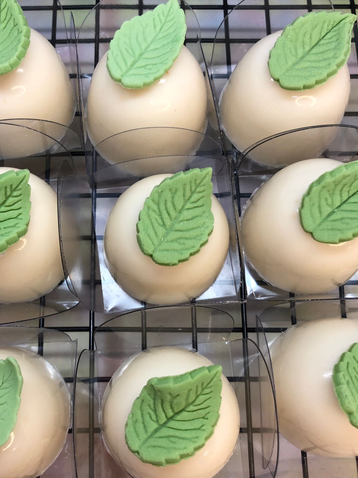 Bombons decorados com apliques comestíveis de folhas verdes
