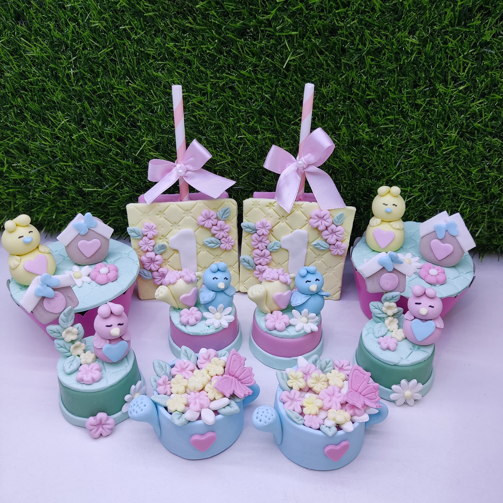 Composição de doces personalizados em rosa e azul