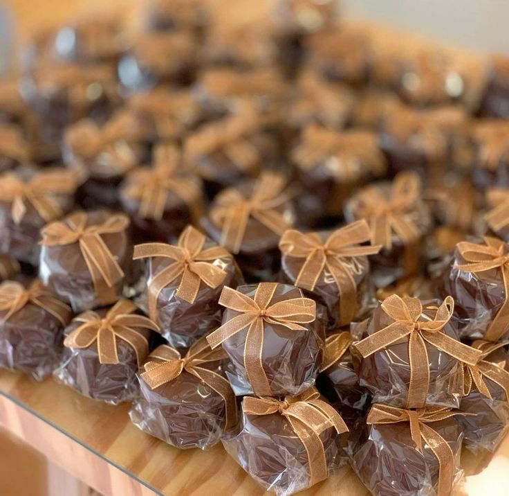 Pães de mel embalados com laços dourados